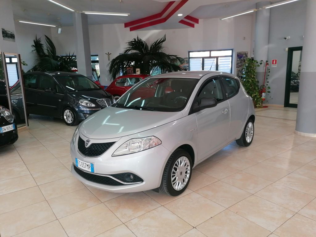 Lancia Ypsilon 1.2 69 CV 5 porte Silver - Neopatentati Ok