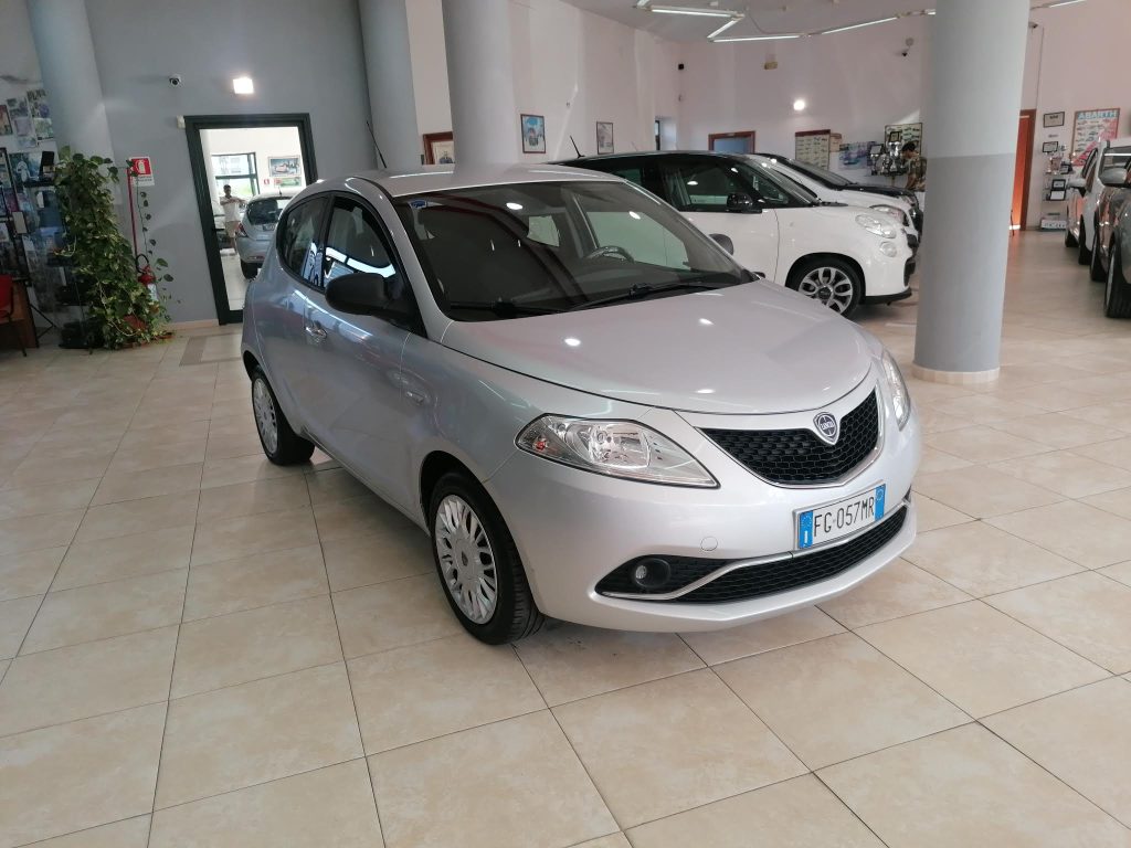 Lancia Ypsilon 1.2 69 CV 5 porte Silver - Neopatentati Ok