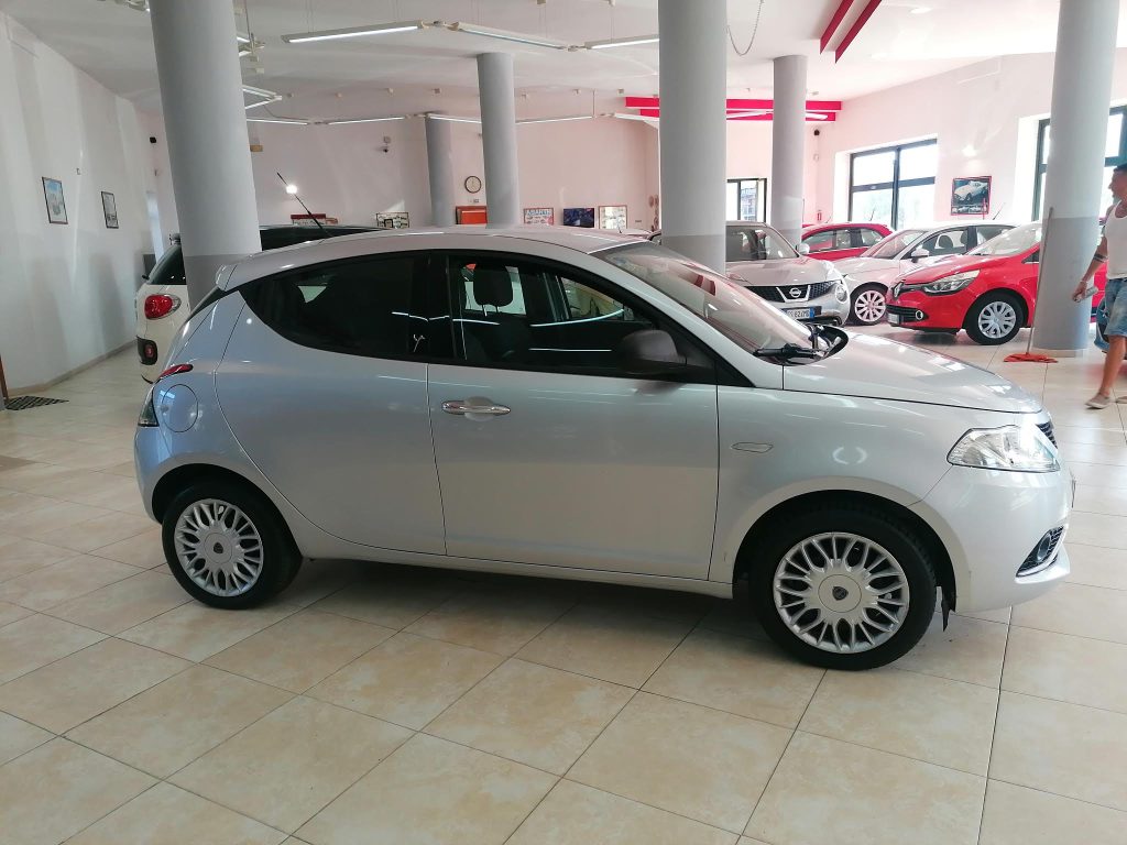 Lancia Ypsilon 1.2 69 CV 5 porte Silver - Neopatentati Ok