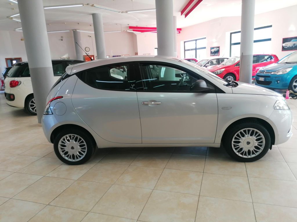 Lancia Ypsilon 1.2 69 CV 5 porte Silver - Neopatentati Ok