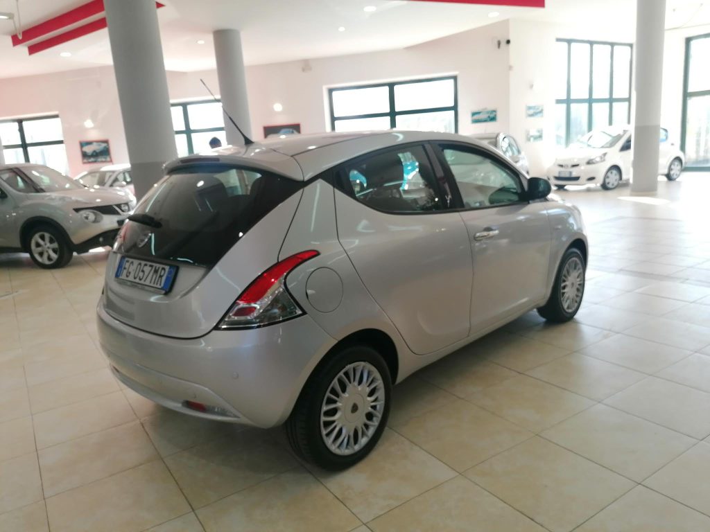 Lancia Ypsilon 1.2 69 CV 5 porte Silver - Neopatentati Ok