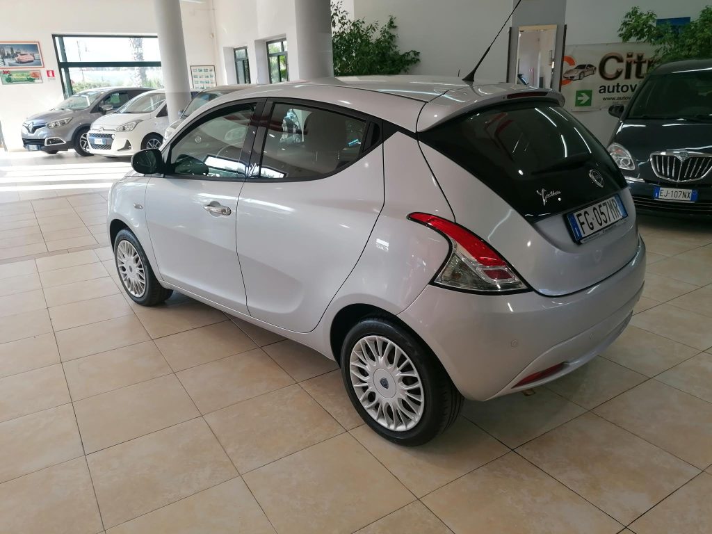 Lancia Ypsilon 1.2 69 CV 5 porte Silver - Neopatentati Ok