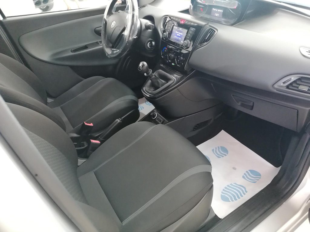 Lancia Ypsilon 1.2 69 CV 5 porte Silver - Neopatentati Ok